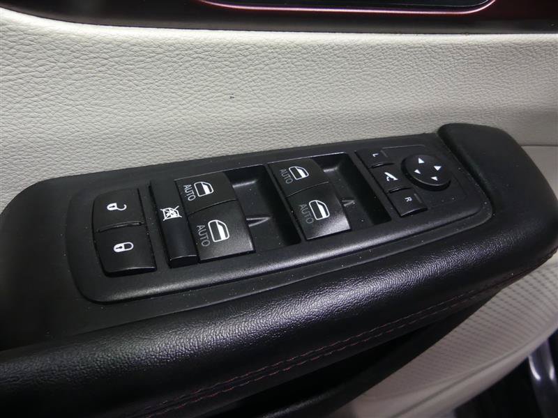 Used 2017 Chrysler Pacifica Limited w/ UConnect Theater Package FWD image 21