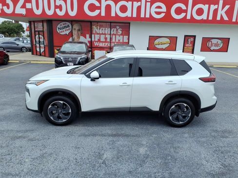 Used 2024 Nissan Rogue SV FWD image 2