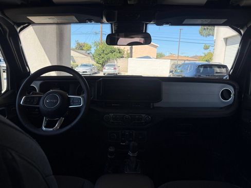 Used 2025 Jeep Wrangler Unlimited Sahara AWD/4WD image 31