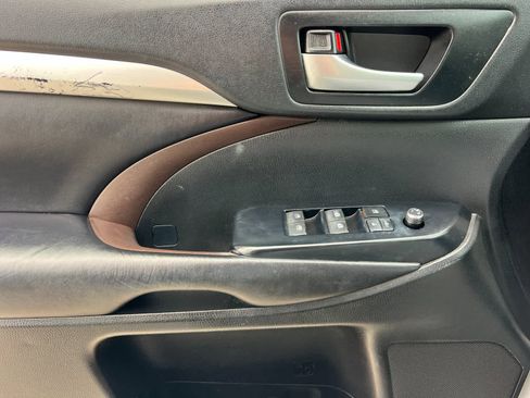 Used 2019 Toyota Highlander XLE image 12