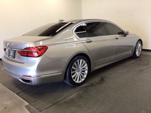 Used 2018 BMW 740i image 4
