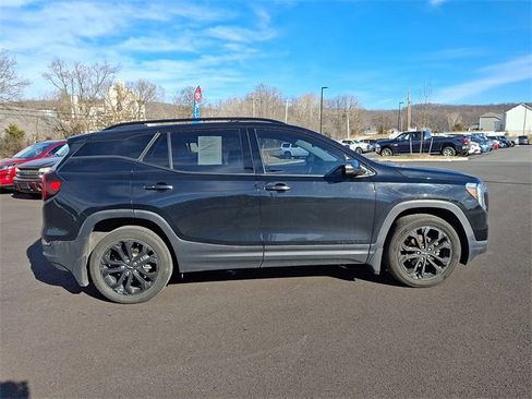 Used 2022 GMC Terrain SLT w/ Tech Package image 8