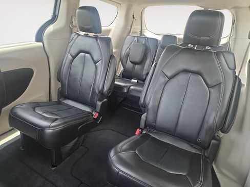 Used 2023 Chrysler Pacifica Touring-L FWD image 13