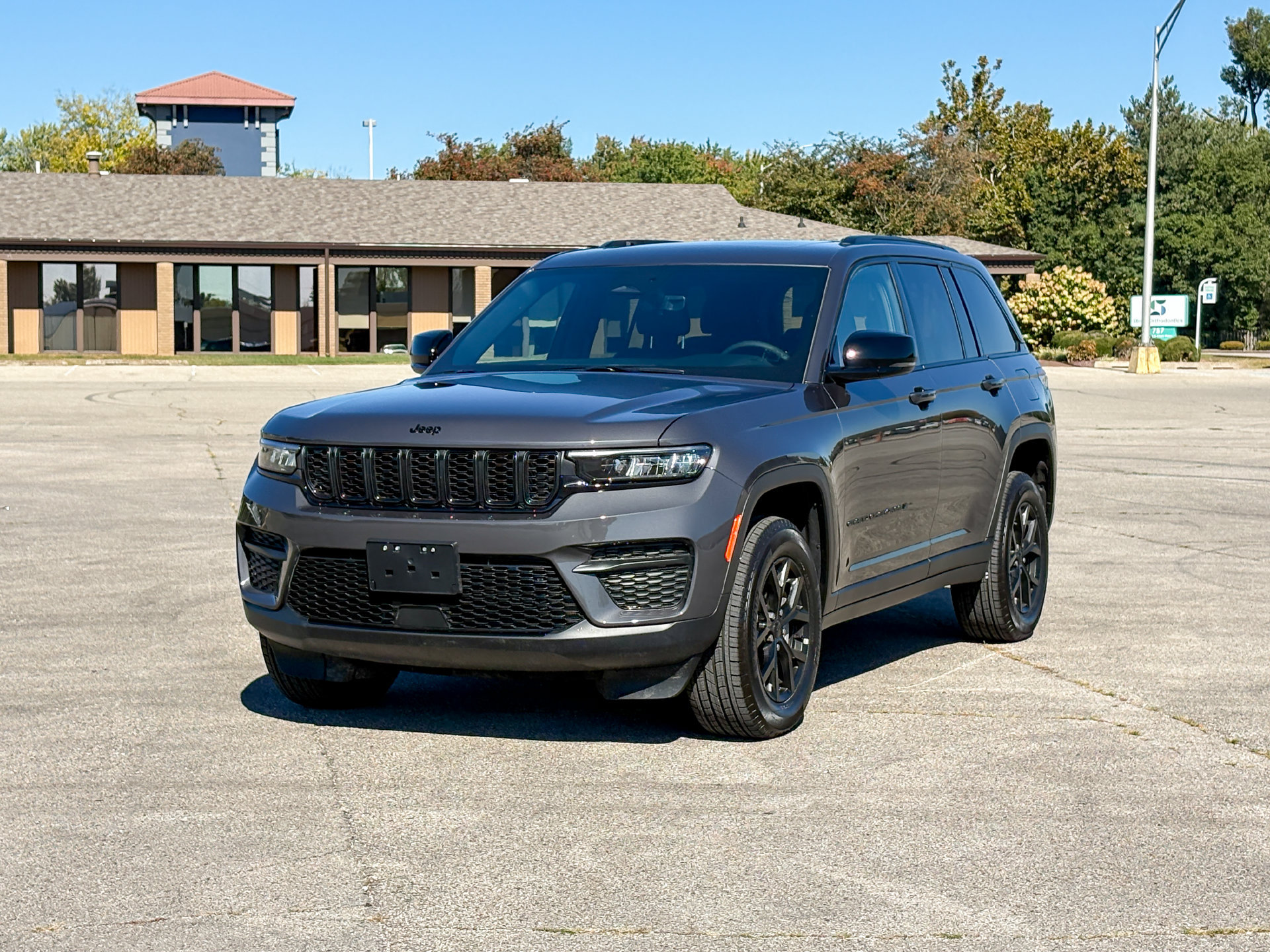 Used 2025 Jeep Grand Cherokee Altitude AWD/4WD image 4