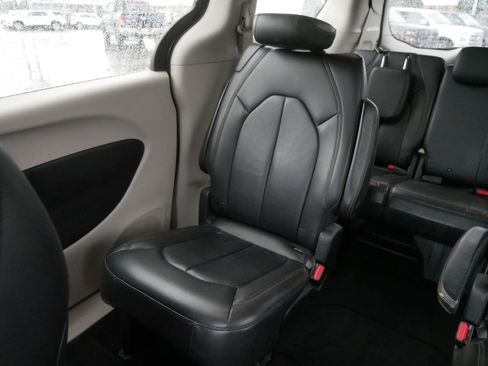 Used 2017 Chrysler Pacifica Touring-L w/ Tire & Wheel Group FWD image 12