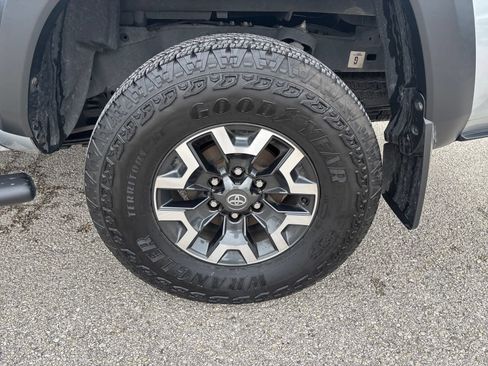 Used 2022 Toyota Tacoma TRD Off-Road AWD/4WD image 31