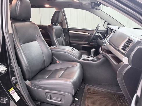 Used 2019 Toyota Highlander XLE FWD image 41