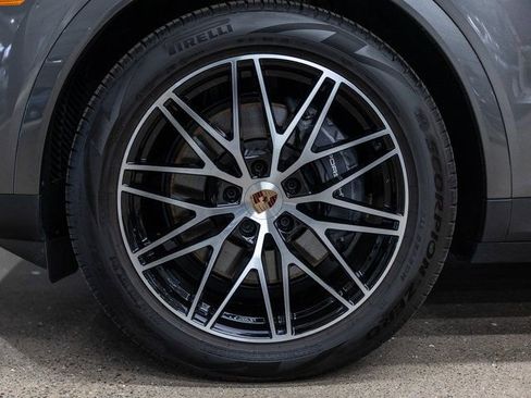 Certified 2025 Porsche Cayenne Coupe AWD/4WD image 17
