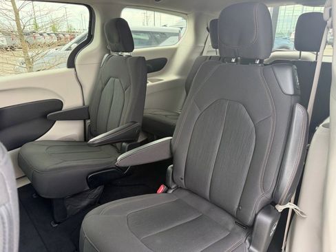 Used 2019 Chrysler Pacifica LX FWD image 5