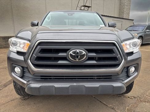 Used 2022 Toyota Tacoma SR5 w/ Technology Package RWD image 2