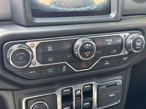Used 2023 Jeep Wrangler Unlimited w/ Sun & Screen Package AWD/4WD image 17