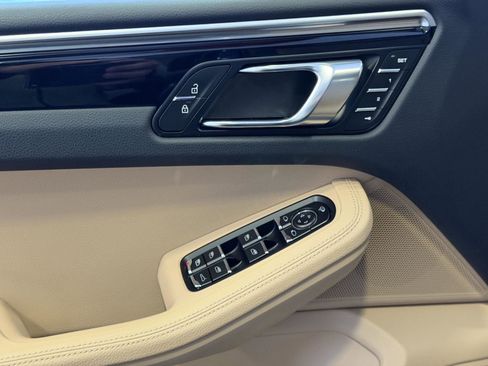 Certified 2024 Porsche Macan image 14