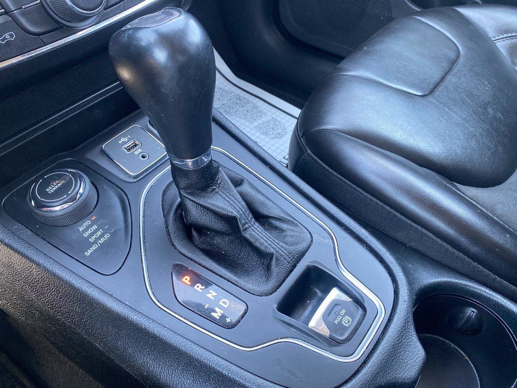 Used 2021 Jeep Cherokee Latitude Plus AWD/4WD image 23