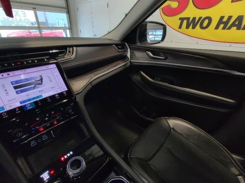 Used 2023 Jeep Grand Cherokee Limited w/ Luxury Tech Group II image 25