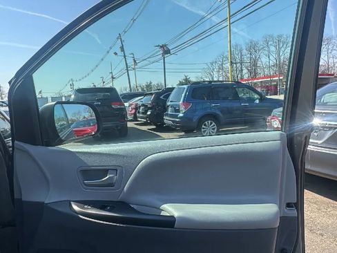 Used 2019 Toyota Sienna LE w/ LE Preferred Package image 20