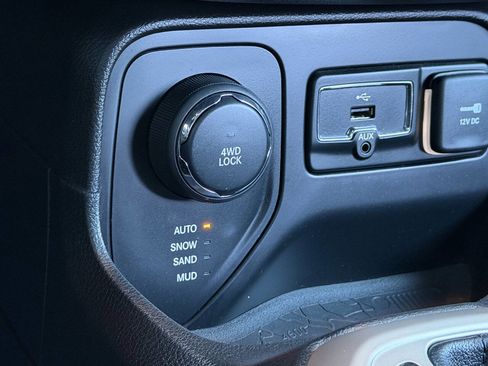 Used 2017 Jeep Renegade Latitude w/ Cold Weather Group image 28