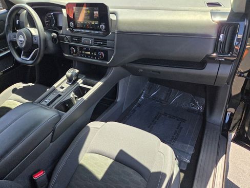 Used 2024 Nissan Pathfinder S FWD image 17