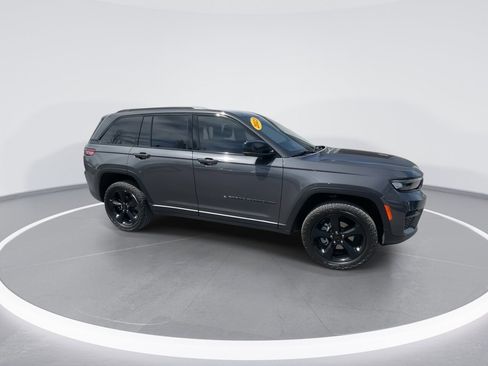 Used 2023 Jeep Grand Cherokee Altitude AWD/4WD image 9