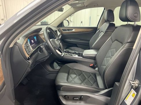 Used 2025 Volkswagen Atlas SE FWD image 18