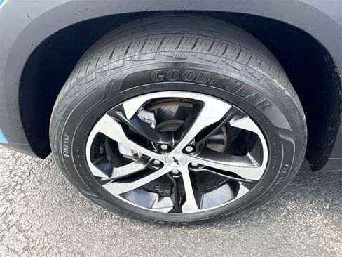 Used 2024 Chevrolet Trax RS w/ Sunroof Package FWD image 31