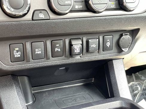 Used 2022 Toyota Tacoma TRD Sport w/ TRD Premium Sport Package AWD/4WD image 41