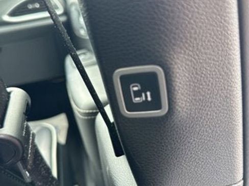 Used 2025 Chrysler Pacifica Limited FWD image 19