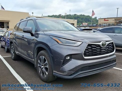 Used 2021 Toyota Highlander XLE AWD/4WD image 1