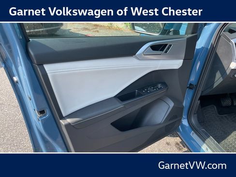 Used 2025 Volkswagen Taos SE w/ Panoramic Sunroof Package AWD/4WD image 10