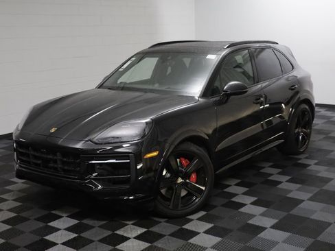 Used 2025 Porsche Cayenne GTS AWD/4WD image 2