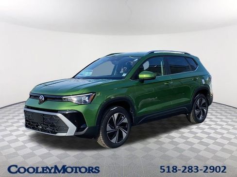 New 2026 Volkswagen Taos SE image 1