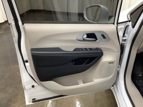 Used 2019 Chrysler Pacifica Limited image 13