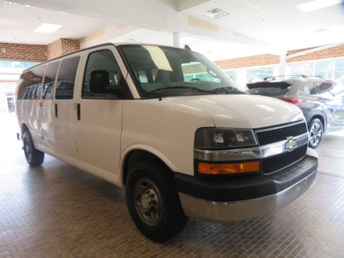 Used 2018 Chevrolet Express 3500 LT w/ LT Preferred Equipment Group RWD image 3