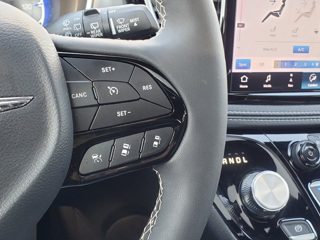 Used 2025 Chrysler Pacifica Limited AWD/4WD image 11