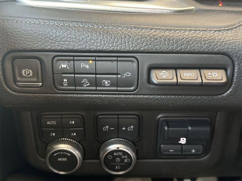 Used 2022 GMC Yukon XL Denali w/ Denali Premium Package image 18