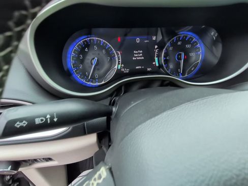 Used 2023 Chrysler Pacifica Touring-L FWD image 19