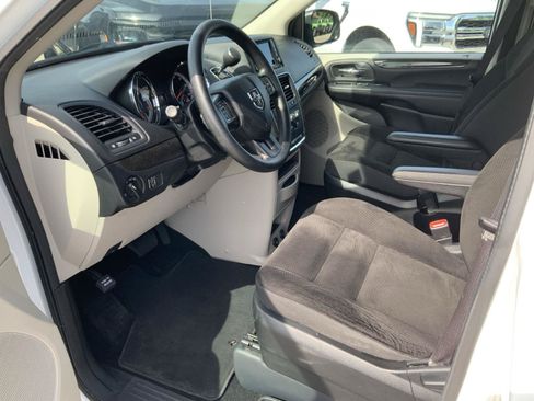 Used 2019 Dodge Grand Caravan SE w/ UConnect Hands-Free Group FWD image 18