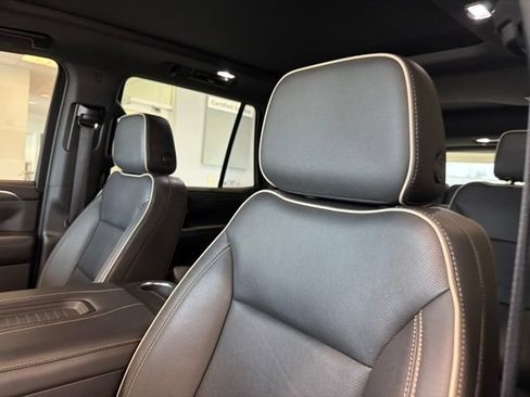 Used 2022 GMC Yukon SLT w/ SLT Premium Package AWD/4WD image 17