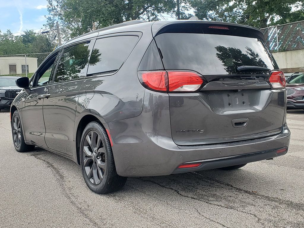 Used 2019 Chrysler Pacifica Touring-L w/ Premium Audio Group FWD image 3