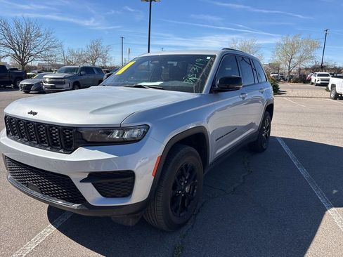 Used 2025 Jeep Grand Cherokee Altitude image 6