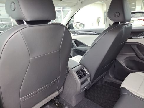 Used 2025 Volkswagen Tiguan SE FWD image 23