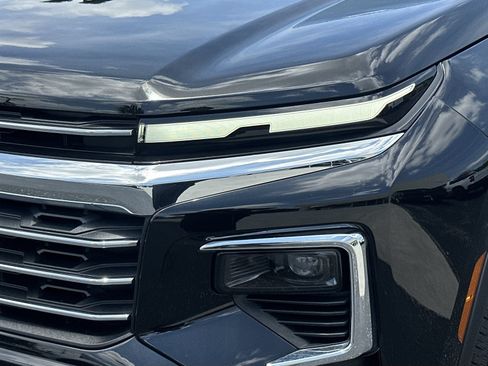 Used 2025 Chevrolet Traverse LT FWD image 11
