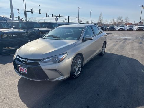 Used 2016 Toyota Camry SE image 3
