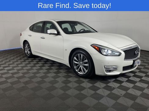 Used 2019 INFINITI Q70 Luxe w/ Proactive Package image 2