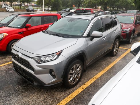 Used 2021 Toyota RAV4 XLE Premium FWD image 3