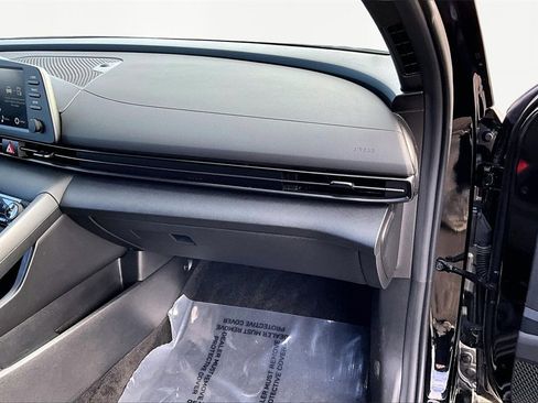 Used 2025 Hyundai Elantra Sport image 17