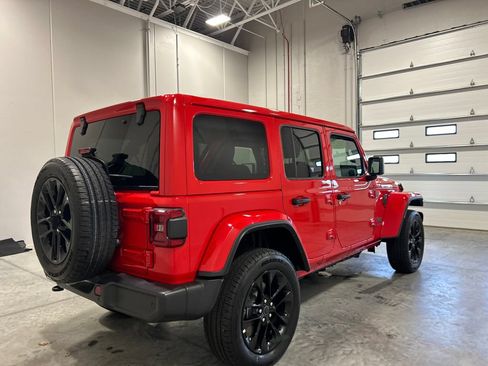 Used 2025 Jeep Wrangler Unlimited Sahara w/ Safety Group AWD/4WD image 6