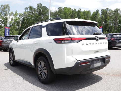 Used 2024 Nissan Pathfinder SV FWD image 3