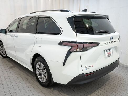 Used 2025 Toyota Sienna XLE image 3