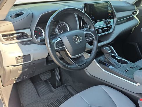 Used 2023 Toyota Highlander XLE FWD image 17