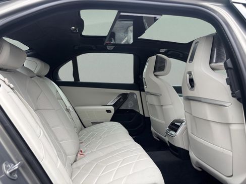 Certified 2024 BMW i7 xDrive60 image 34